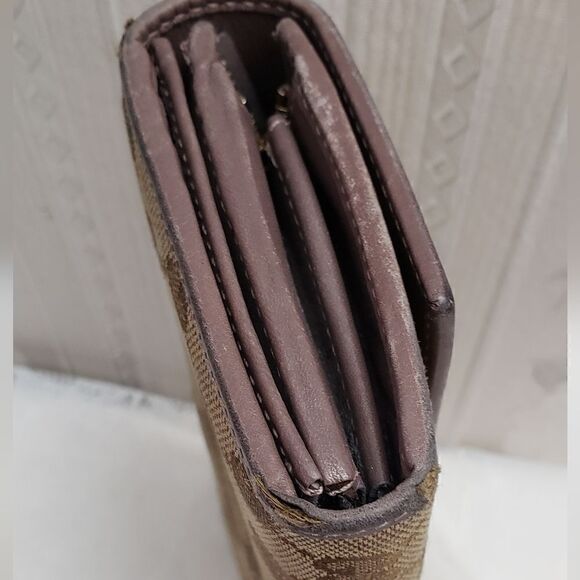 Gucci Bifold Signature Canvas Long Wallet - Picture 9 of 10